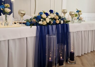stół weselny z kwiatami skotniki